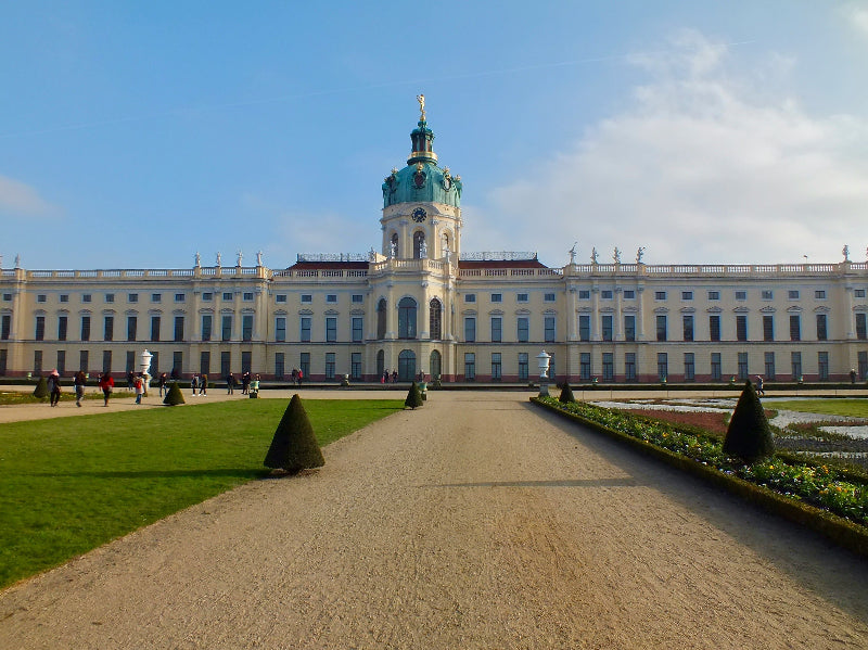 Gepflegter Schlossgarten vor dem Schloss Charlottenburg bei Sonnenschein. 