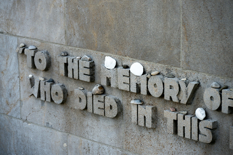 Schriftzug "To the Memory" auf dem Holocaust Mahnmal Berlin. 