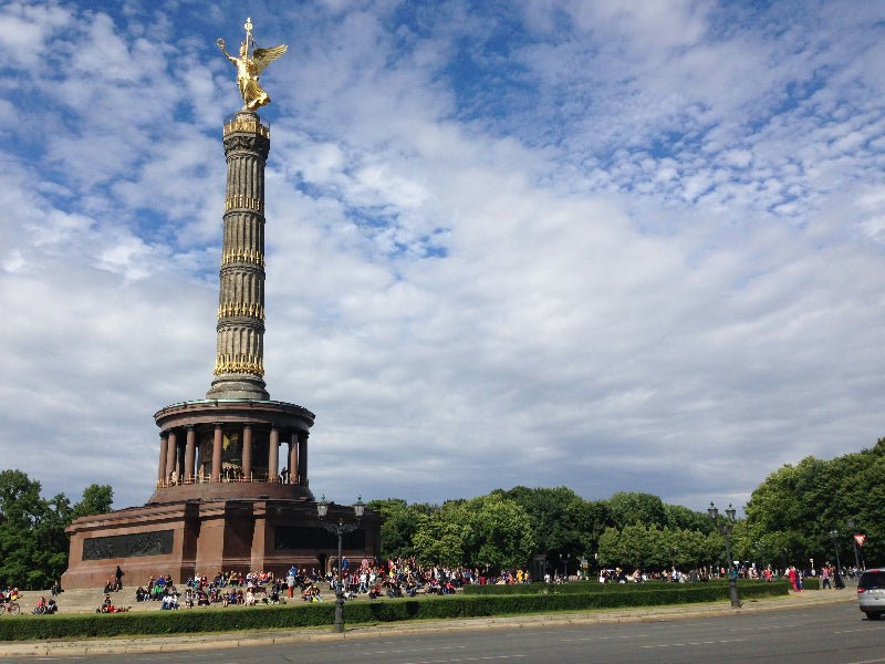 Siegessäule im Berliner Tiergarten mit vielen Besuchern. 