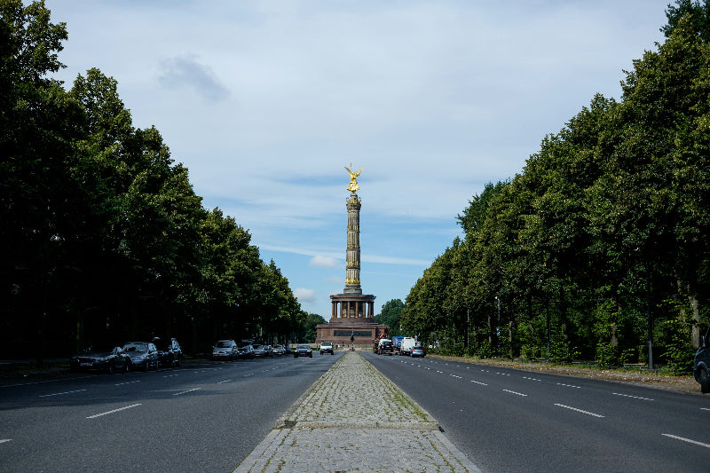 Straße des 17. Juni mit Tiergarten und Siegessäule. 