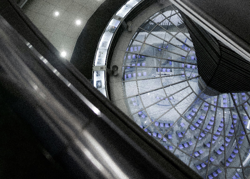 Innenbereich vom Bundestag mit den blauen Sitzplätzen. 