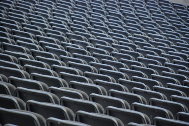 Nahaufnahme der aufgereihten Sitzplätze im Olympiastadion Berlin