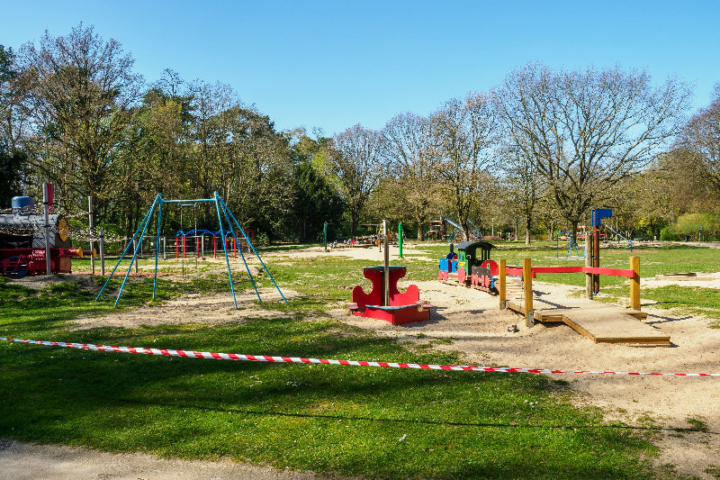gesperrter Spielplatz in Berlin, welcher bereits sehr abgenutzt wirkt. 