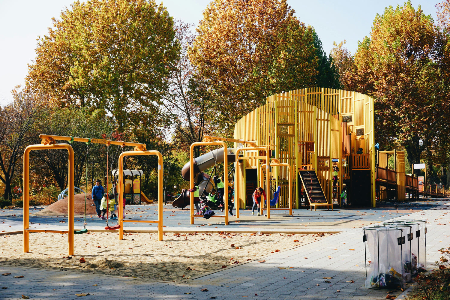 Foto von einem Spielplatz mit Sandkasten und Schaukeln in Berlin. 