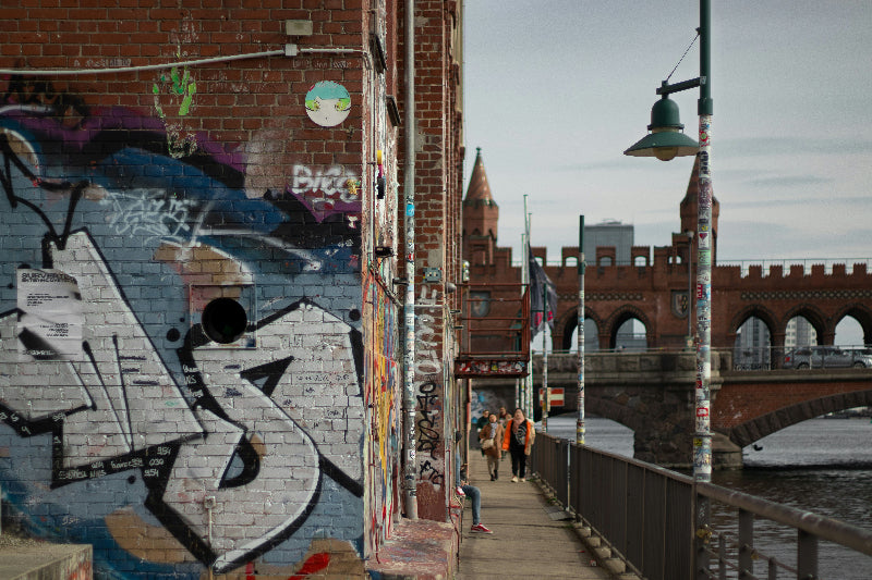 Foto von der Spree und der Oberbaumbrücke an der East Side Gallery. 