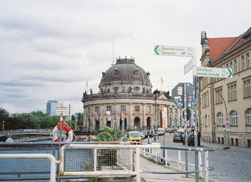 Foto vom Bodemuseum und der Museumsinsel mit free und Strasse. 