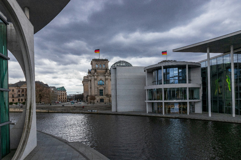 Spree im politischen Berlin mit Reichstag und Bundestag bei bewölktem Himmel 