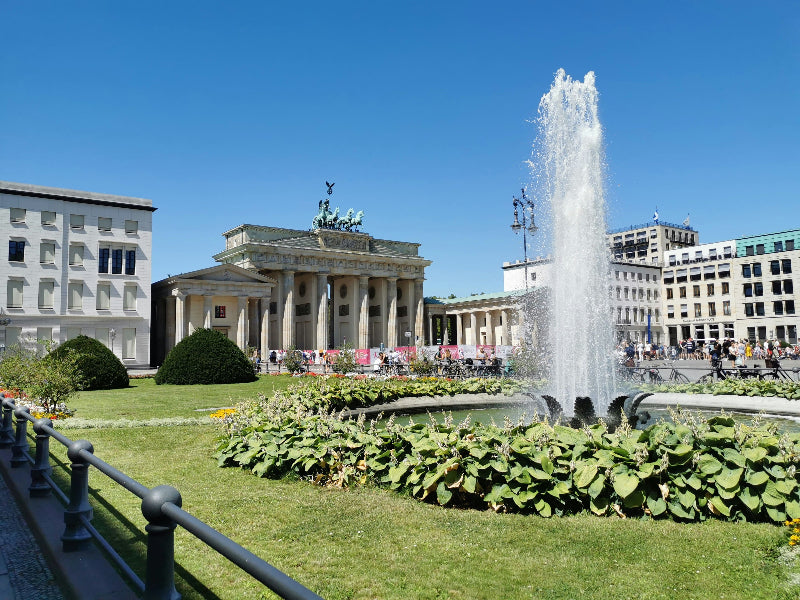 Springbrunnenvor dem Brandenburger Tor auf dem Pariser Platz im Berlin. 