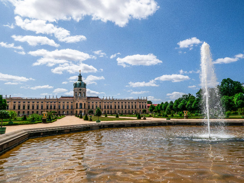 Springbrunnen mit Fontäne vorm Schloss Charlottenburg Berlin. 