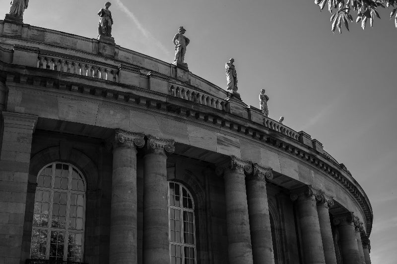 Foto vom Dach und der Fassade der Staatsoper Berlin am Bebelplatz. 