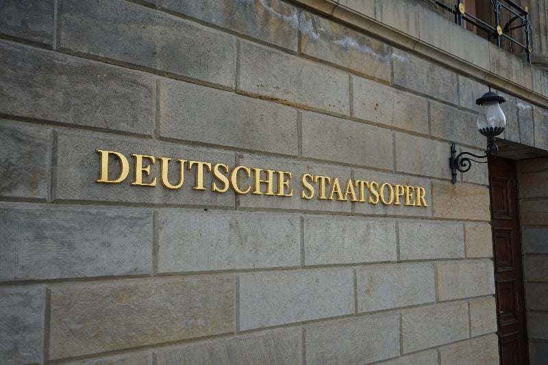 Fassade der Berliner Staatsoper mit goldener Aufschrift.