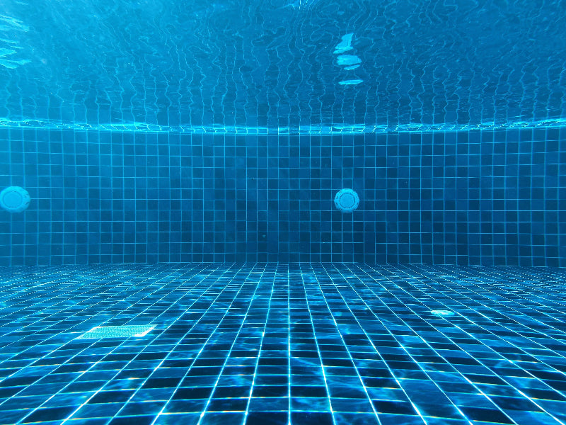 Foto unter Wasser vom Schwimmbecken im Stadtbad-Neukölln.
