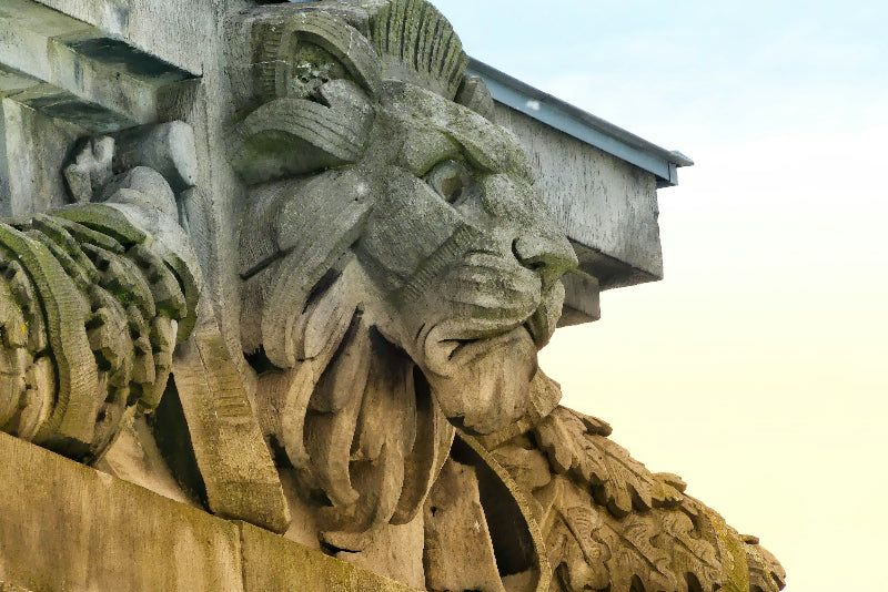 Nahaufnahme von einer Löwenstatue vom Reichstag, Berlin. 