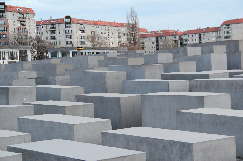 verschieden hohe Stelen aus Beton am Holocaust Denkmal Berlin