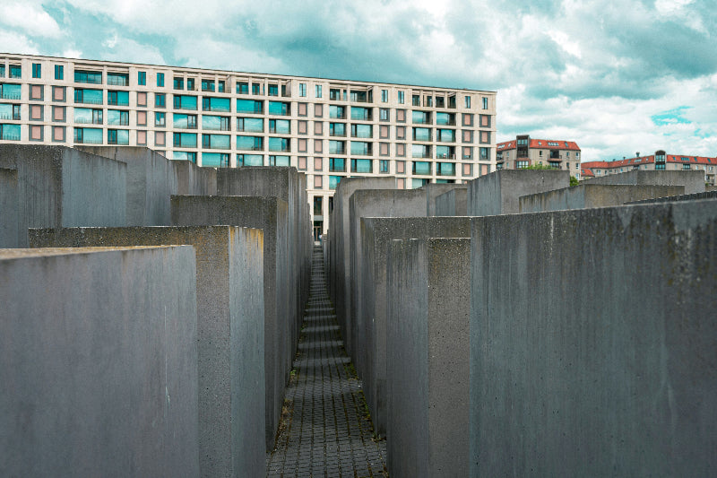 Verschiedene hohe graue Beton-Stelen vom Holocaust Mahnmal. 