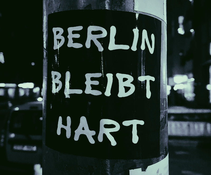 Sticker auf Laterne in Berlin mit Aufdruck "Berlin bleibt hart."