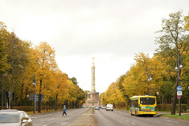 Straße des 17. Juni mit Berliner Bus und Siegessäule. 