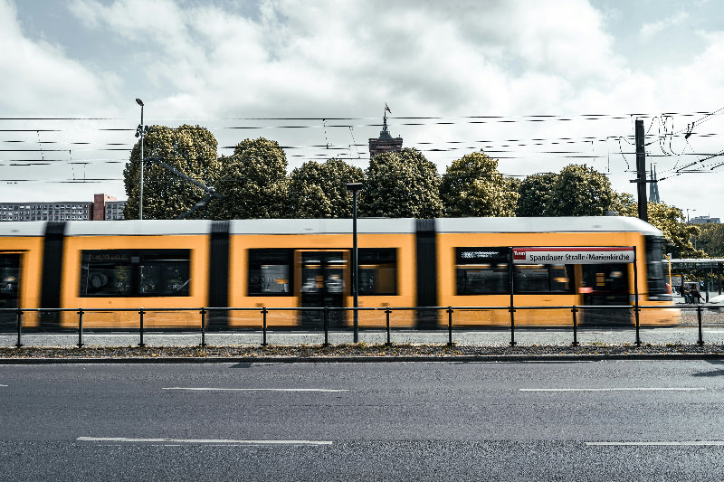 Vorbeifahrende Straßenbahn am Alexanderplatz hinter dem Roten Rathaus.