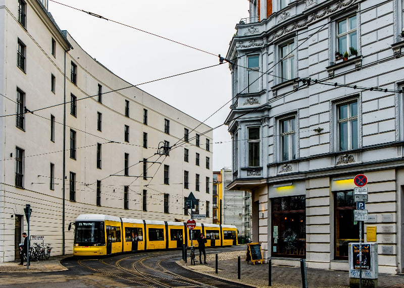 Fahrende gelbe Straßenbahn am hackeschen Markt, Berlin.