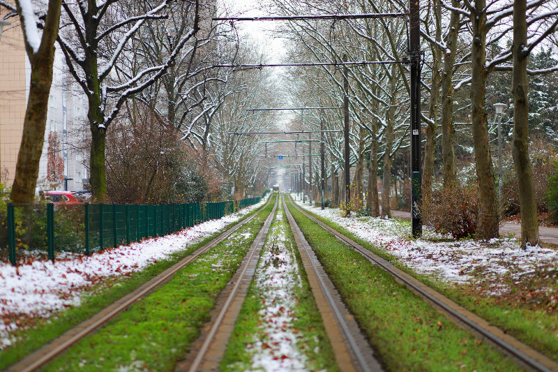 Lange Straßenstrecke im Winter in Berlin-Friedrichshain. 