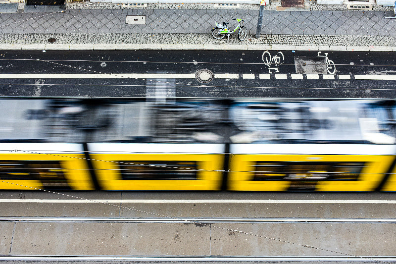 Gelbe Strassenbahn in Berlin von oben. 