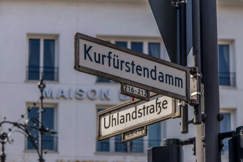 Straßenschild Kurfürstendamm Ecke Uhlandtrasse in der Gegend vom Kadewe