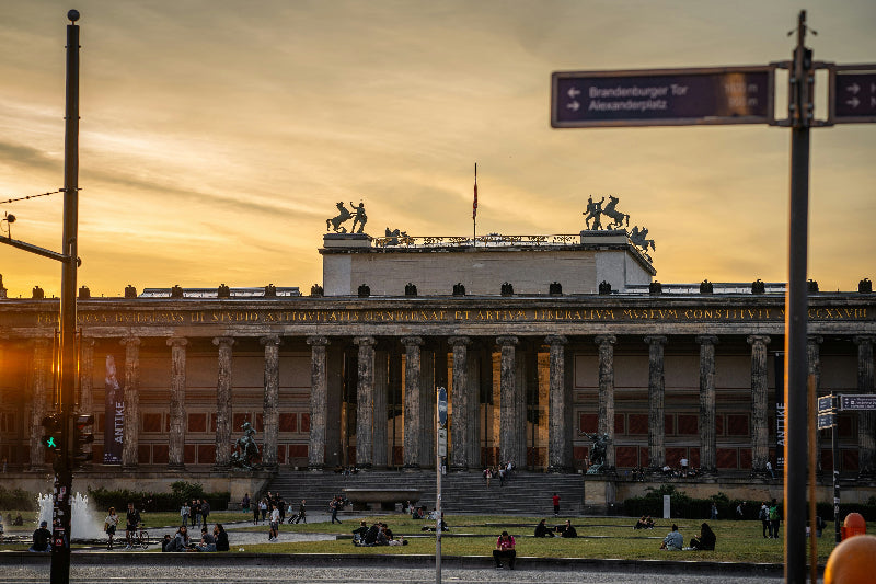 Lustgarten mit Altem Museum und Straßenschild. 