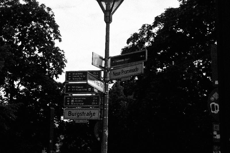 Straßenschild mit Straßennamen und Laterne im Berliner Nikolaiviertel. 