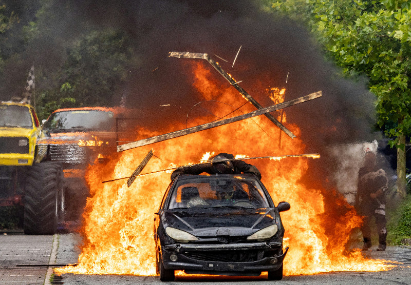Brennendes Auto mit Stuntman während einer Show vom Filmpark Babelsberg. 