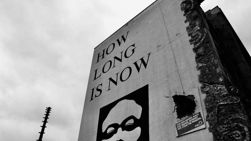 Foto von der berühmten Hauswand vom Kunsthaus Tacheles mit den Spruch "How long is now?"