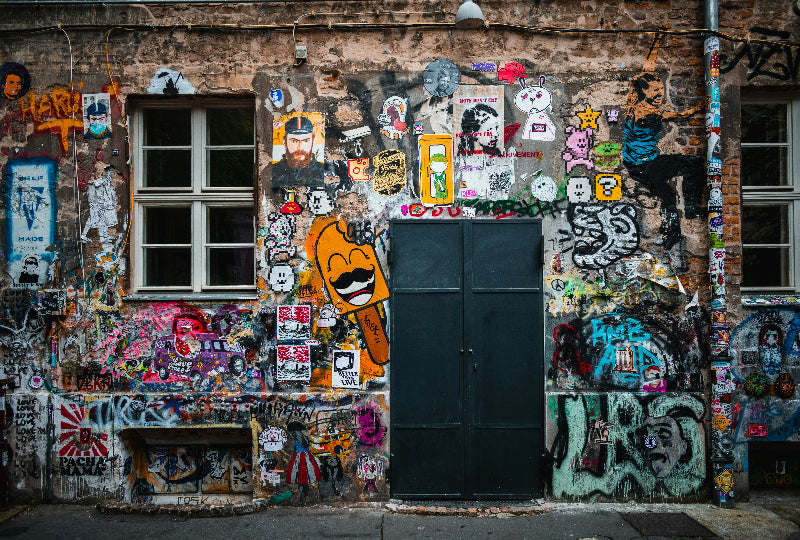 Foto von einem seitlichen, besprühten Eingang vom Tacheles Berlin. 