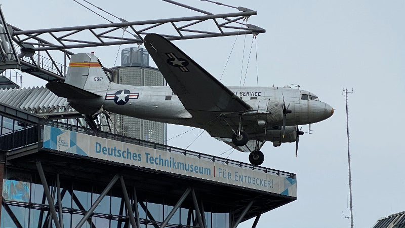 Foto vom uralten Rosinenbomber vor dem Technikmuseum in Berlin.