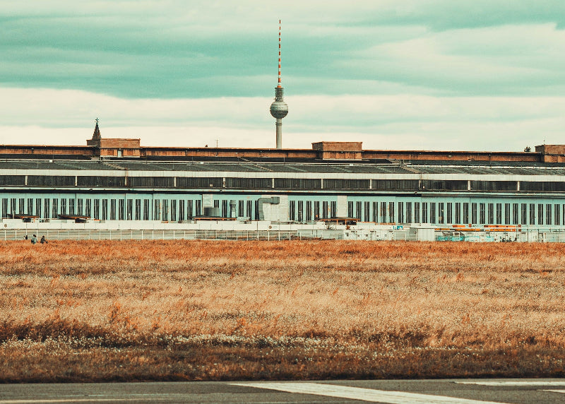 Altes Flughafengelände auf dem Tempelhofer Feld mit Fernsehturm im Hintergrund