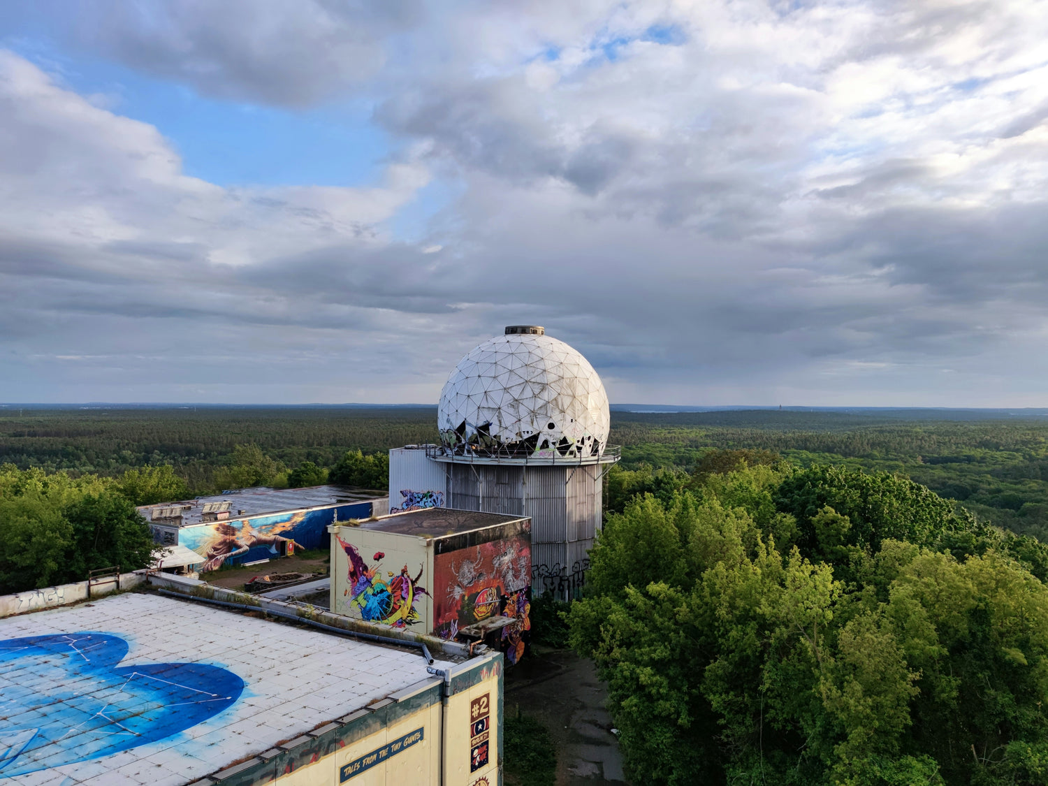 Foto vom Teufelsberg und der alten Abhörstation in Berlin voller Graffiti.