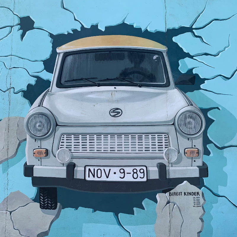 Foto vom Trabbi-Graffiti auf einem Abschnitt der ehemaligen Berliner Mauer. 