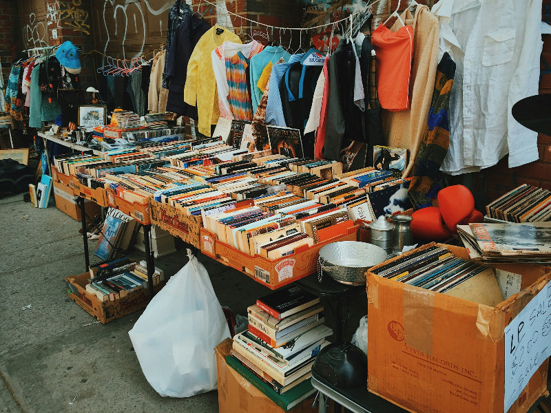 Stand am Boxhagener Platz Trödelmarkt mit Klamotten, Büchern und Schallplatten. 