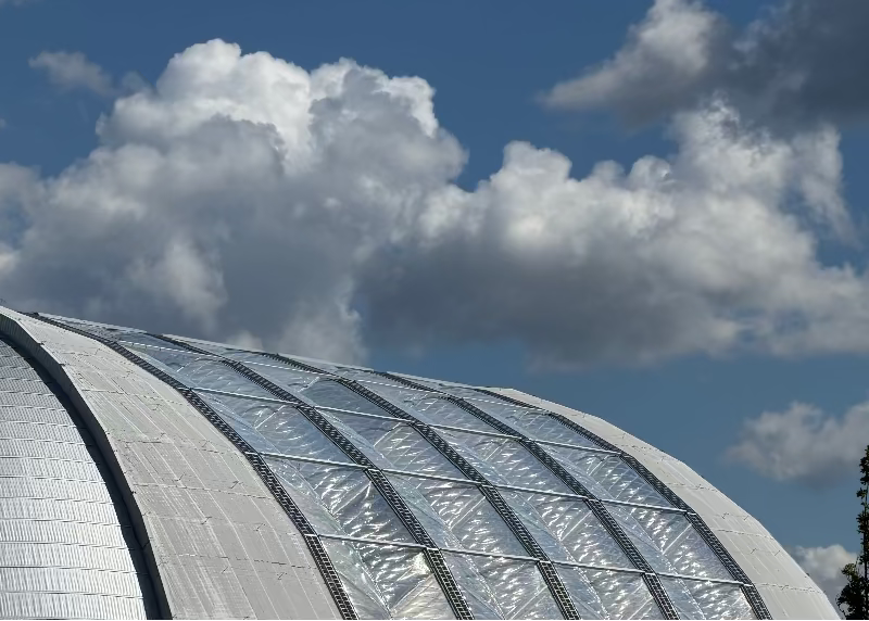 Foto vom Dach des Tropical Islands bei strahlendem Himmel.