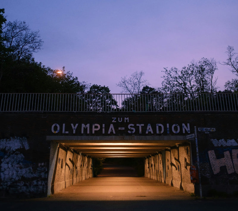 Foto vom Tunnel zum Olympiastadion Berlin mit Graffiti von Hertha-BSC.