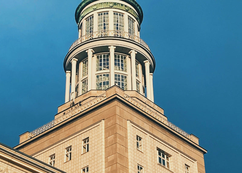 Nahaufnahme vom DDR-Bau und dem Turm am Frankfurter Tor Berlin. 