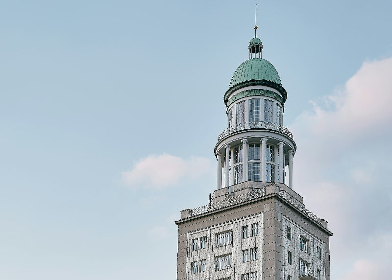 Nahaufnahme von einem der Zwillingstürme am Frankfurter Tor in Berlin. 