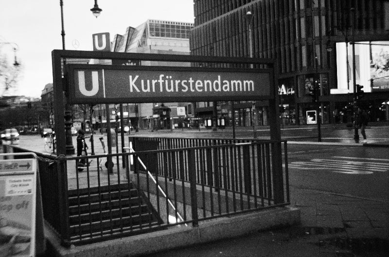 U-Bahneingang mit Leuchtreklame vom U-Bahnhof Kurfürstendamm