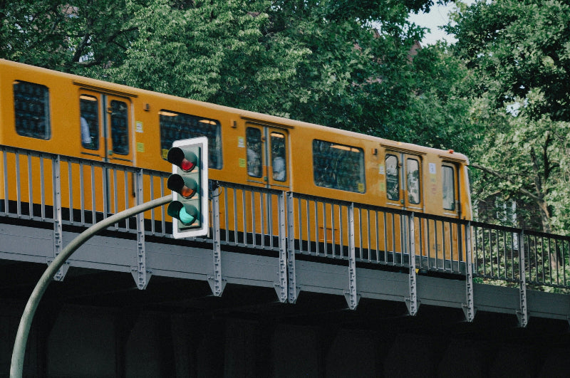 berliner U-Bahn auf Bahnbrücke in Berlin.
