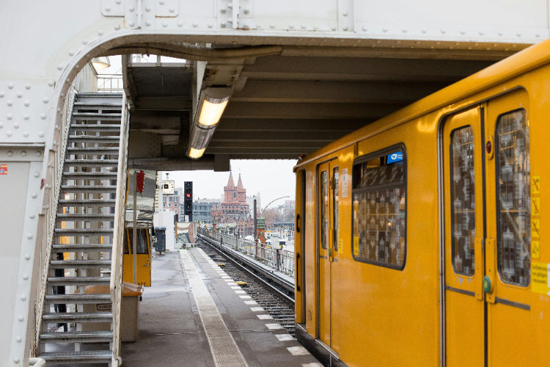 Foto der gelben berliner U-Bahn der Linie U1