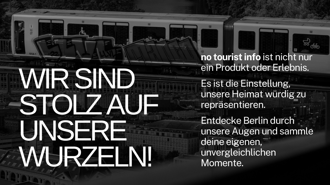Berliner U-Bahn mit Graffiti und ‚no tourist info‘ Schriftzug – nachhaltiger Städtetourismus