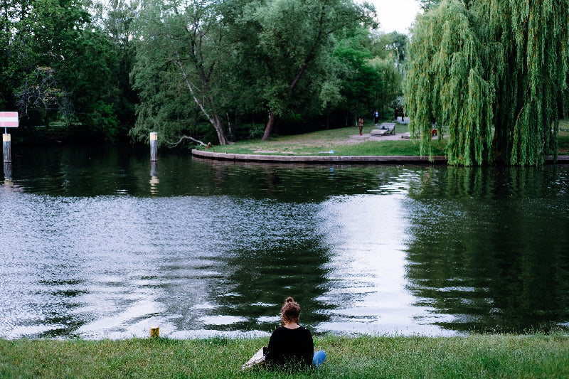 Foto von einem Abschnitt im Volkspark Friedrichshain mit See und Menschen.