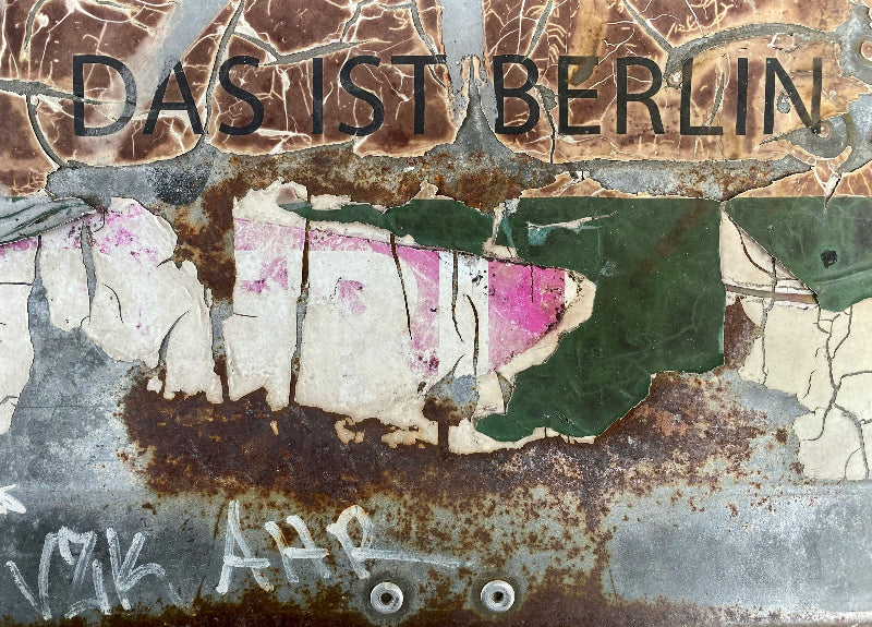 Foto von einer beklebten Hauswand mit dem Schriftzug "Das ist Berlin"