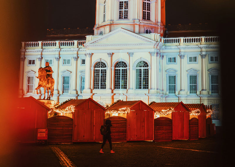 Buden und Stände auf dem Weihnachtsmarkt Charlottenburg. 