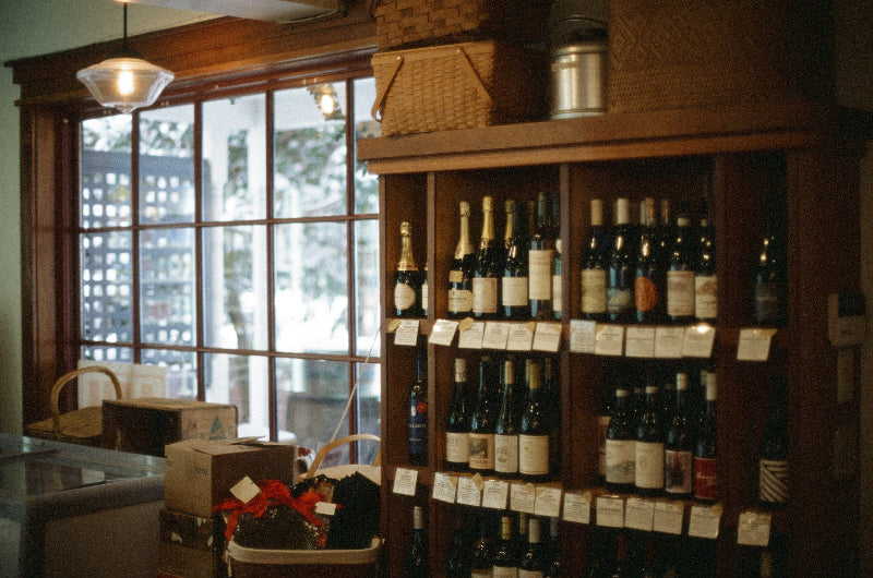 Foto von einer Weinhandlung auf der Gelände des Holzmarkt 25. 