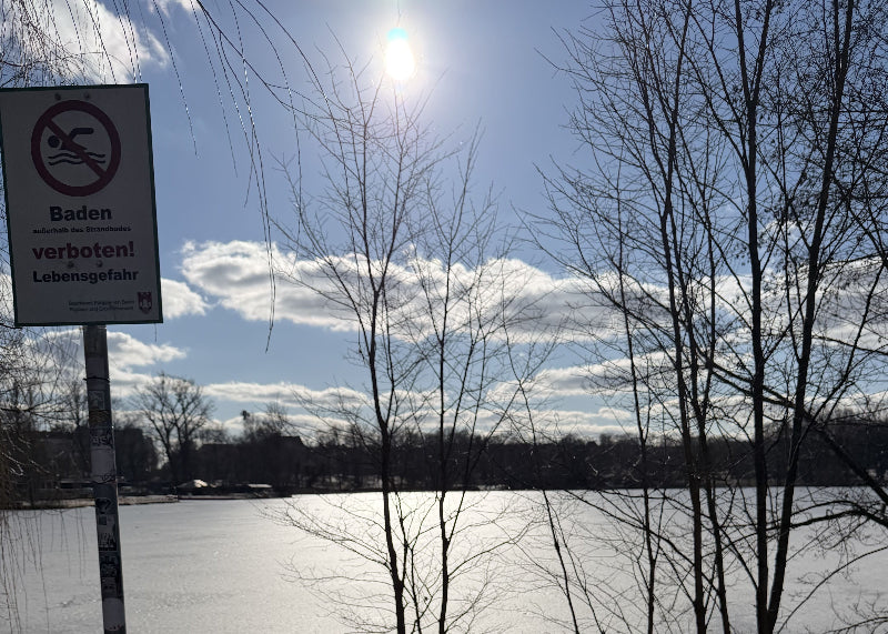 Weißensee und Schild "Baden verboten bei blauem Himmel. 