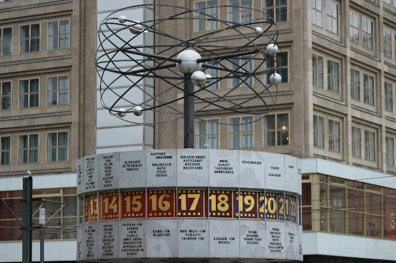 Weltzeituhr Nahaufnahme mit verschiedenen Städten.